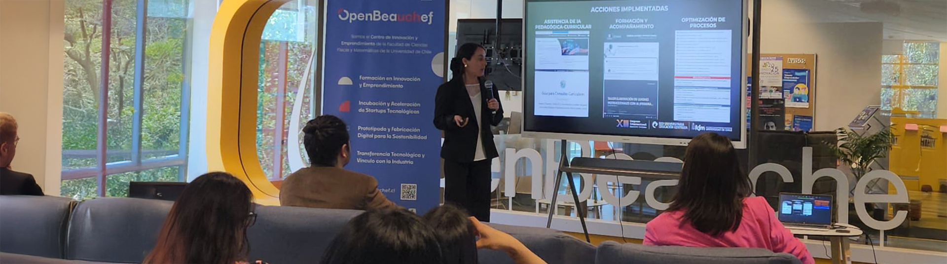 Analista de Innovación Curricular de Educación Continua UNAB expone uso de IA en Congreso Internacional